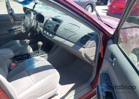 2005 Toyota Camry Le z USA, uszkodzony, nr VIN 4T1BE30KX5U084613